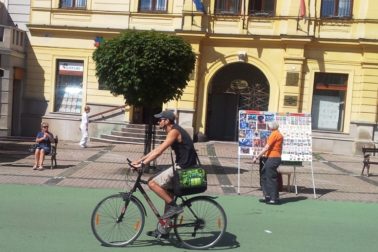 cyklisti na namesti snp