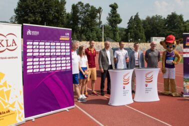 3_Zľava Milan Laurenčík, Petra Kusá, Matej Tóth, Ján Nosko, Lukáš Rosenbaum, Peter Korčok, Vladimír Gubrický a maskot Spikey_Foto SAZ Ján Šperka