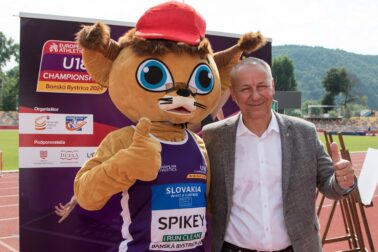 Ján Nosko a maskot Spikey_Foto SAZ Ján Šperka