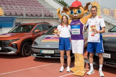 Petra Kusá, Lukáš Rosenbaum, maskot Spikey a autá Hyundai na šírku_Foto SAZ Ján Šperka