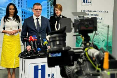 zlava Zuzana Dolinková, Peter Kmec a Miroam Lapuníková