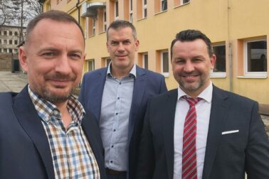 Zľava poslanci BBSK Jakub Gajdošík, Igor Kašper a Marek Modranský