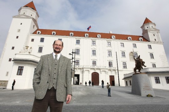 Väčšinu týždňa trávi v Bruseli, domov chodí na víkendy 