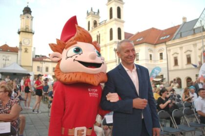 Maskot EYOF 2022 s primátorom