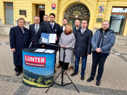 Ondrej Lunter s Memorandom a podporovateľmi 