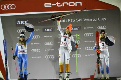 Na stupni víťazov zľava Marta Bassinová, Petra Vlhová a Mikaela Shiffrinová