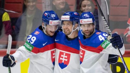 Slovenskí bronzoví hokejisti zo ZOH 2022 v Pekingu s Alexom Tamášim v strede