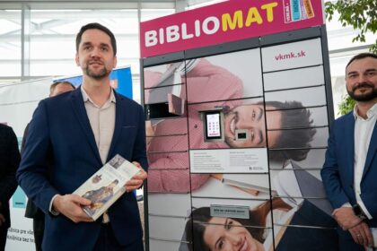 Ondrej Lunter s knihou z bibliomatu