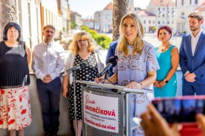 Diana Javorčíková so svojimi politickými podporovateľmi v kampani