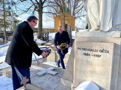 Csaba Balogh a Ján Nosko pri hrobe Oskara Petrogalliho