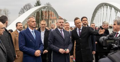 Zľava vpredu Richard Raši, Peter Pellegrini a Péter Szijjártó