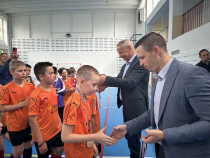 Ján Nosko a Martin Majling pri oceňovaní mladých futbalistov