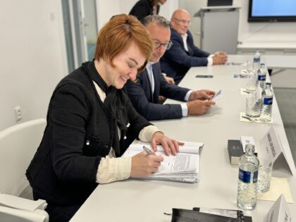 Miriam Lapuníková pri podpise zmluvy