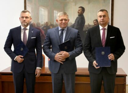 Koaličná zmluva zľava Peter Pellegrini, Robert Fico a Andrej Danko