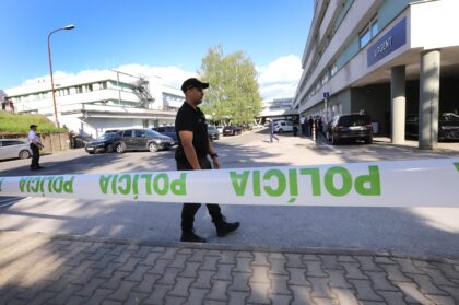 Policajná stráž pred vstupom na urgent