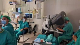 Lekári z Rooseveltovej nemocnice pomáhajú zavádzať robotickú chirurgiu aj v Chorvátsku