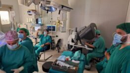 Lekári z Rooseveltovej nemocnice pomáhajú zavádzať robotickú chirurgiu aj v Chorvátsku