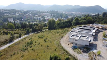 Foto: Slnečné stráne – prebiehajúca výstavba rodinných domov s panorámou mesta