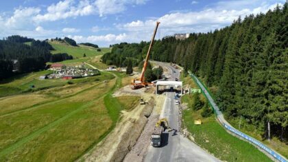 Výstava prefabrikovaného železobetónového mosta ponad I/59