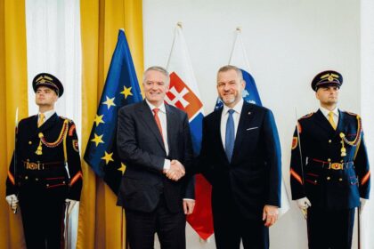 Zľava Mathias Cormann a Peter Pellegrini