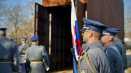 FOTO: Mesto Banská Bystrica si uctilo Deň vojnových veteránov pri Monumente na vojnovom cintoríne