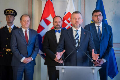 Zľava Richard Rybníček, Jozef Viskupič, Peter Pellegrini a Jozef Božik