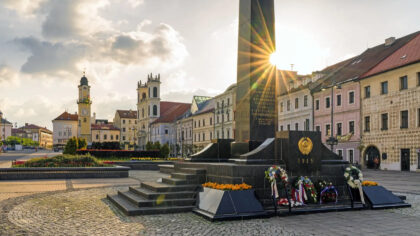 Čierny obelisk na Námestí SNP