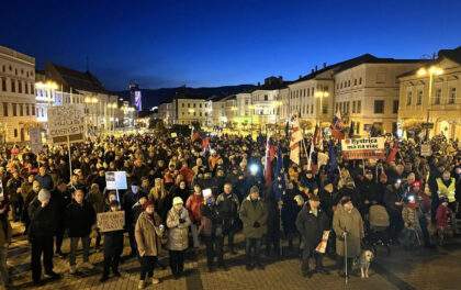 Foto z piatkového protestu na Námestí SNP, oficiálny údaj organizátorov do 3 tisíc protestujúcich (zdroj Nie v našom meste)