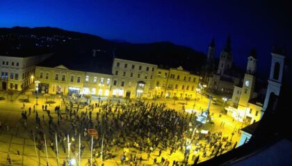 Foto z piatkového protestu na Námestí SNP z webkamery umiestnenej na streche Radnice (zdroj RABIT)) 