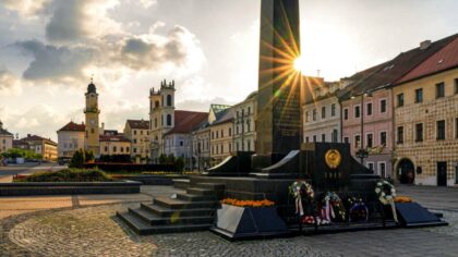 Čierny obelisk na Námestí SNP